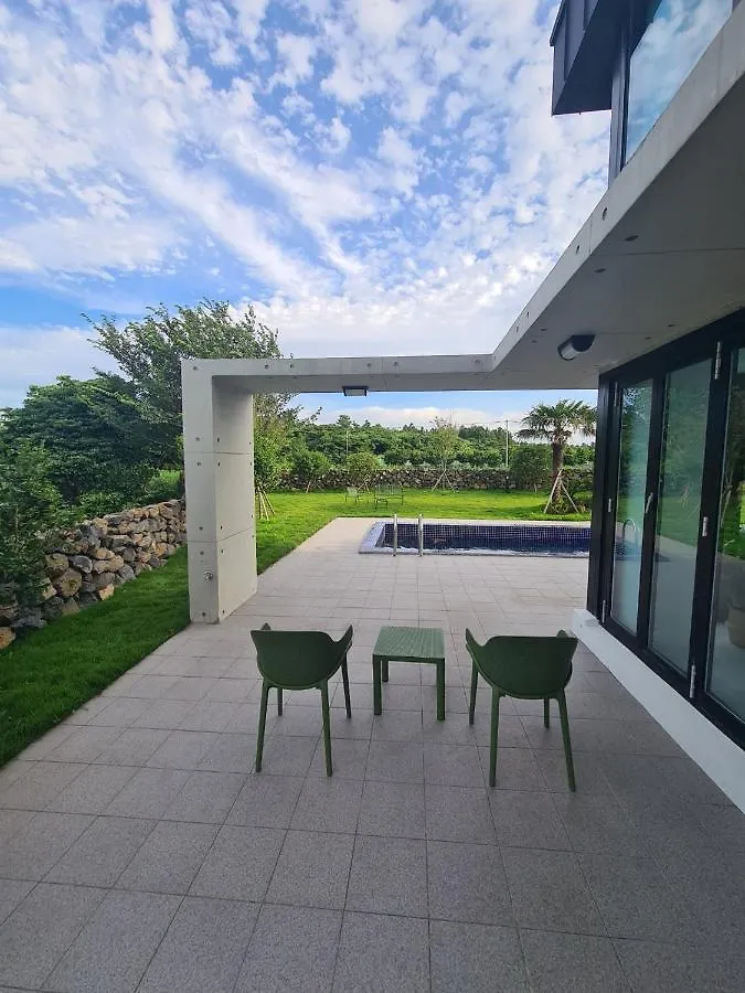 Aparthotel Almare Woljeong Jeju